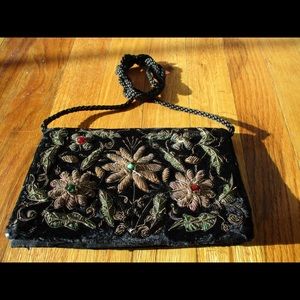 Embroidered velvet vintage shoulder bag (50-60’s)